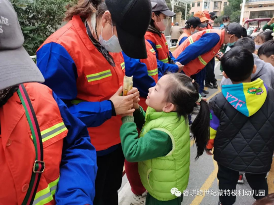 安徽睿琪跨世纪蒙特梭利幼儿园：情系环卫工，感恩送温暖