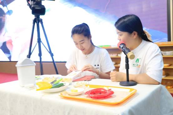 蒙氏幼儿园的孩子从小就开始学做饭了？带你走进食物准备课程！